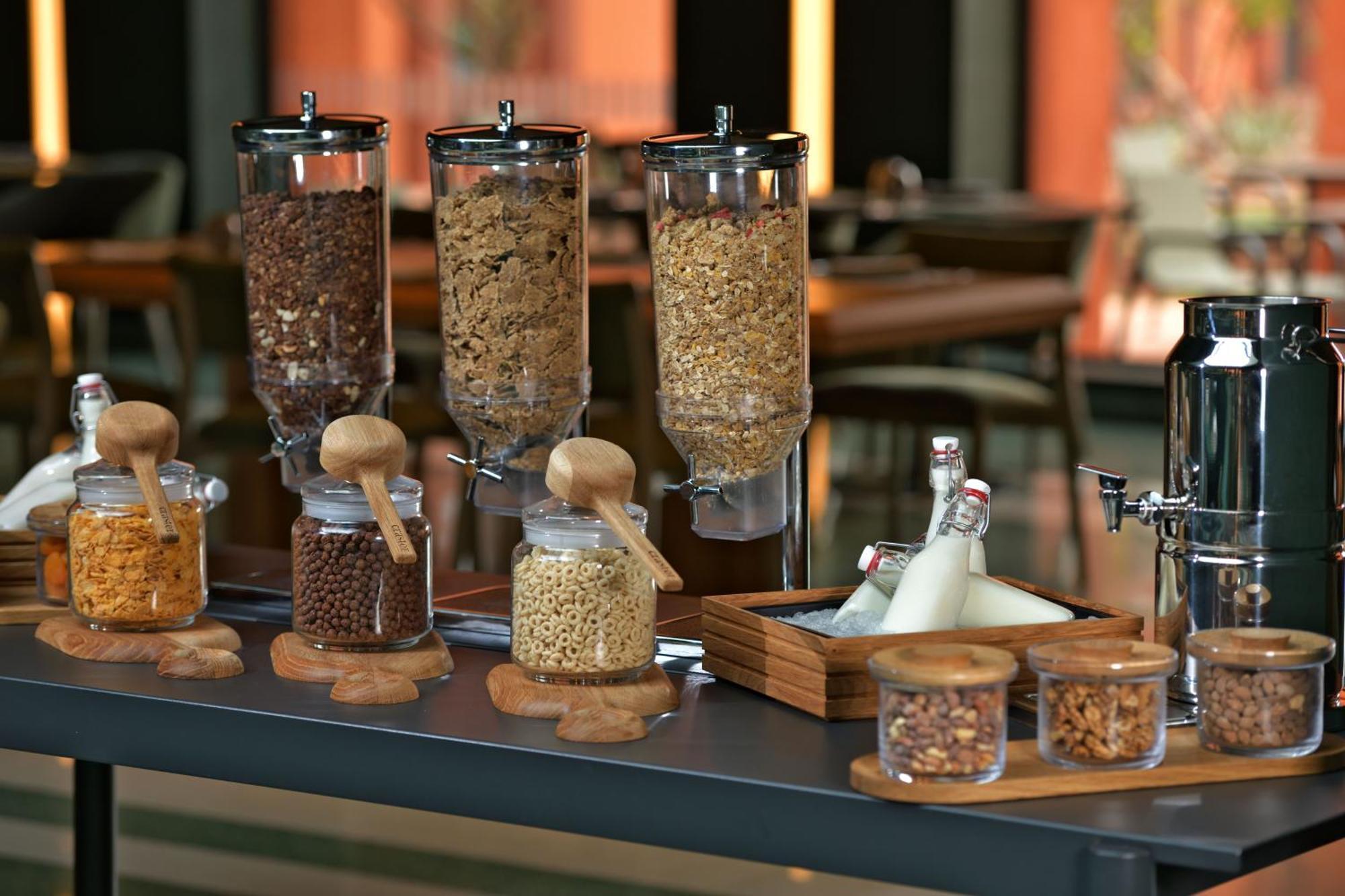Doubletree By Hilton Ben Guerir Hotel & Residences Benguerir Ngoại thất bức ảnh